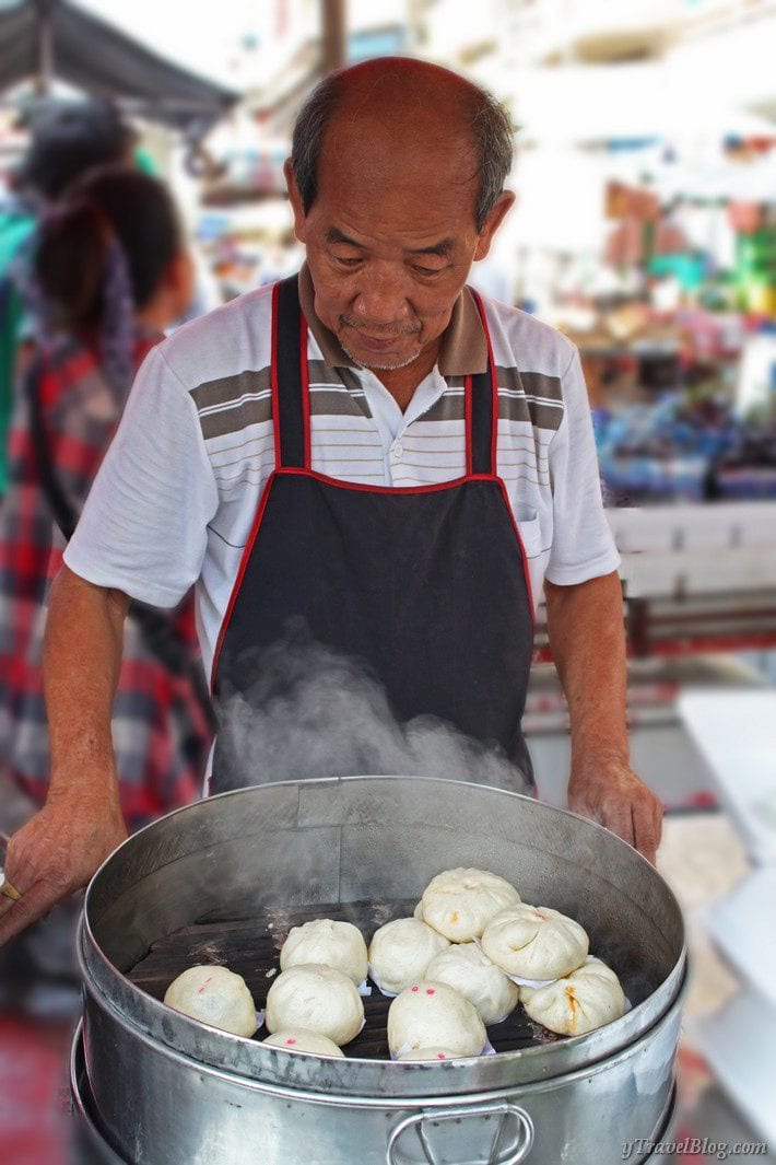 Bangkok Chinatown food vendor