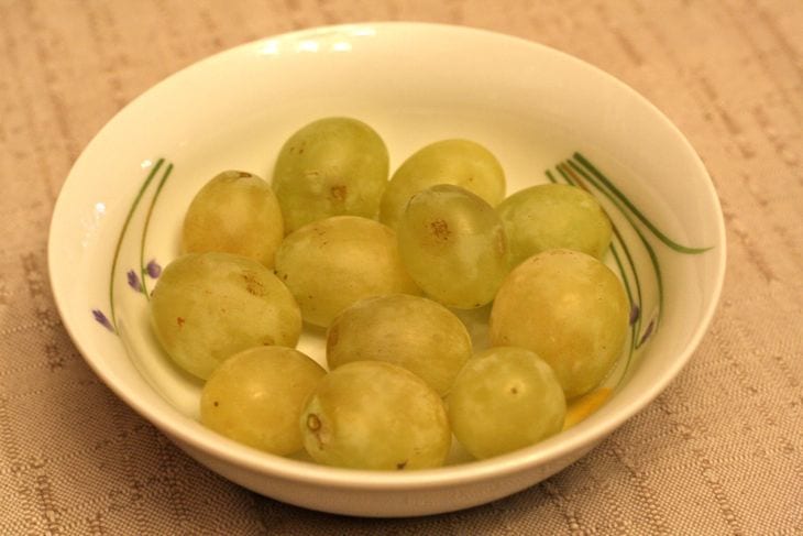 A bowl of grapes