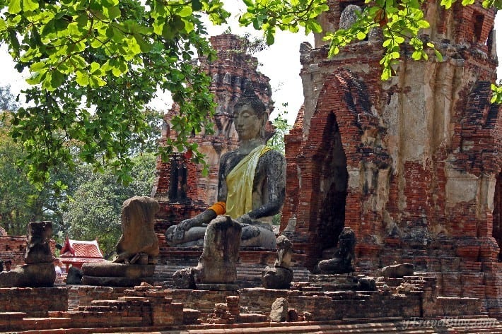 headlesss buddhas sitting amongst ruins
