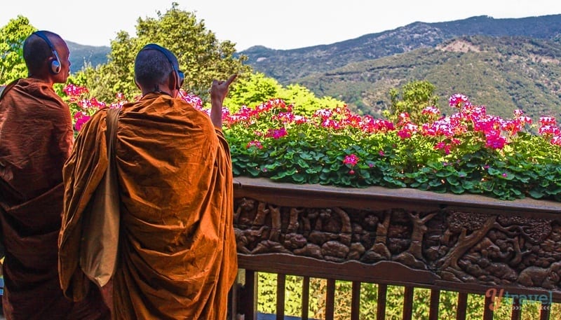 monks standing on balcony looking at mountains Royal Villa Doi Tung Chiang Rai (4)