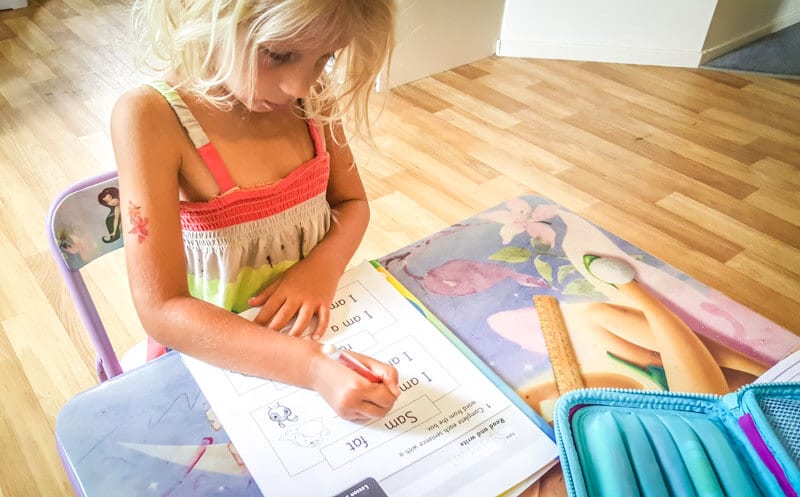 Homeschooling on the road 101. How we teach our kids while traveling the world. Click for an epic roadschooling guide.