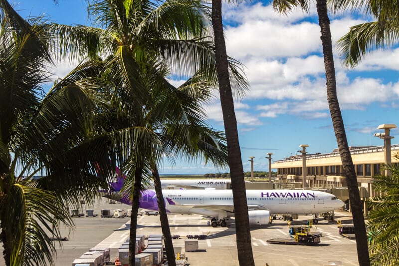 hawaaiian airlines plane at terminal