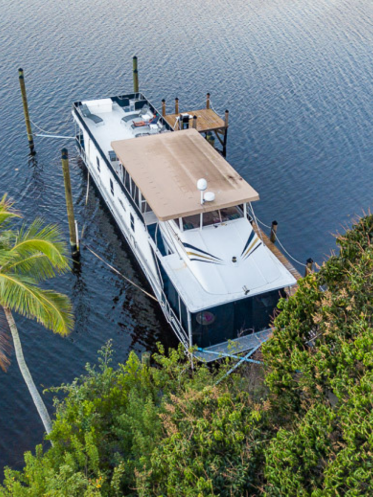 A UNIQUE HOUSEBOAT VACATION RENTAL ON THE TREASURE COAST, FLORIDA (SECLUSION+)