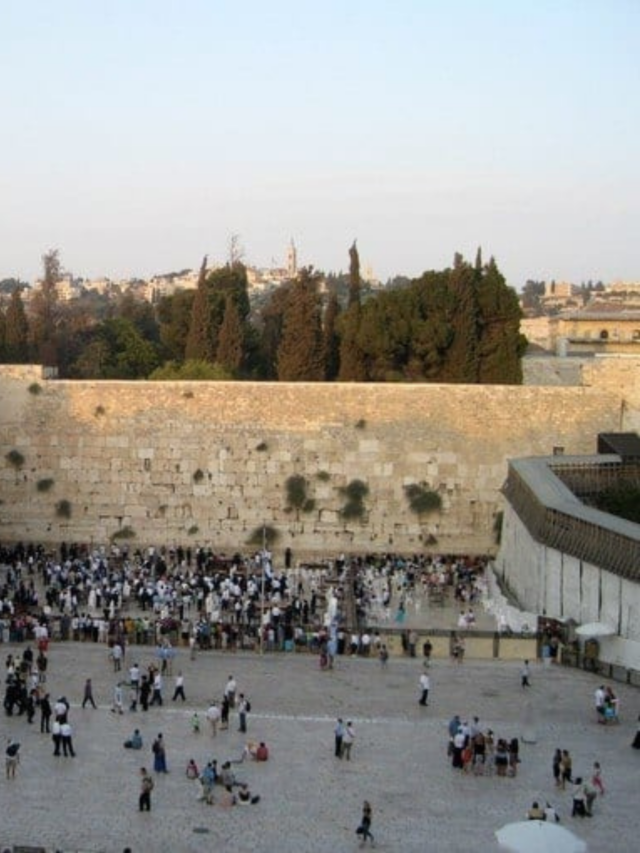 VISITING THE WESTERN WALL IN ISRAEL STORY