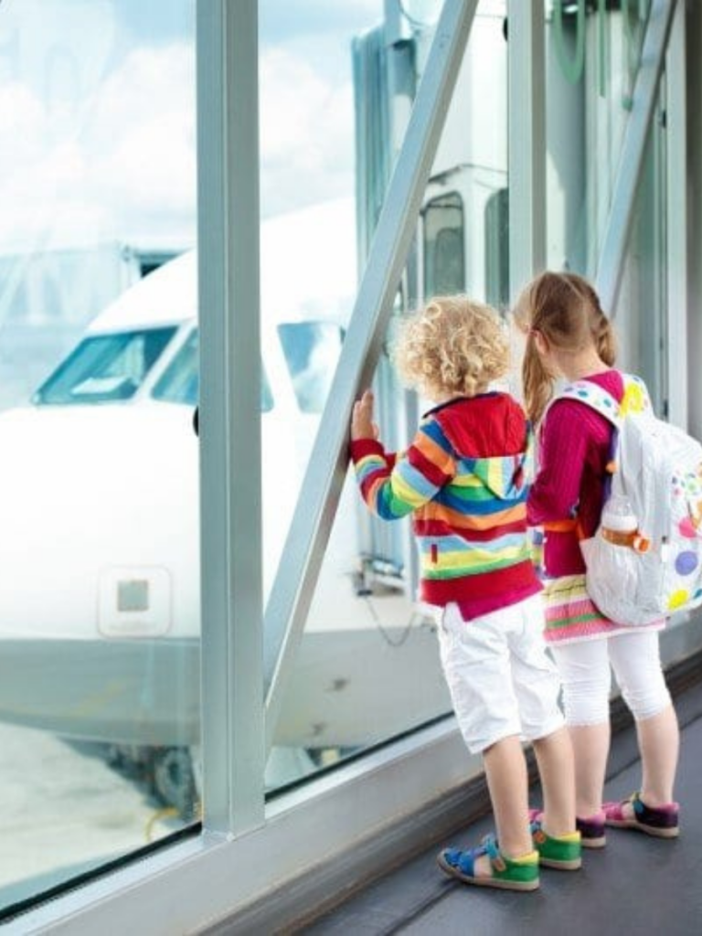 HOW TO FLY WITH KIDS AND NOT LOSE YOUR MIND