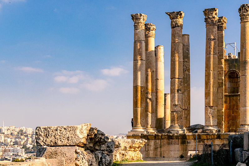 the crumbling remains and columns of zeus temple jerash