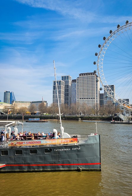 pub vessel  connected  stream  thames with london oculus  successful  the backgroun