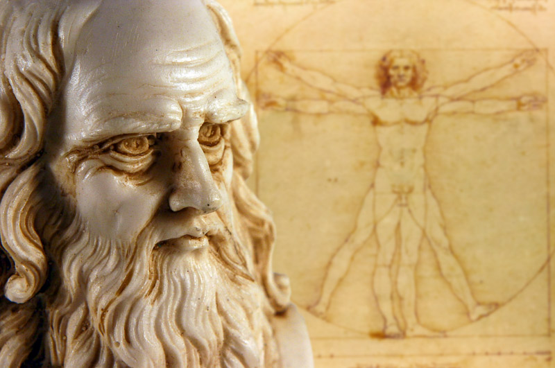 Leonardo da vinci statue with Vitruvian man in the background