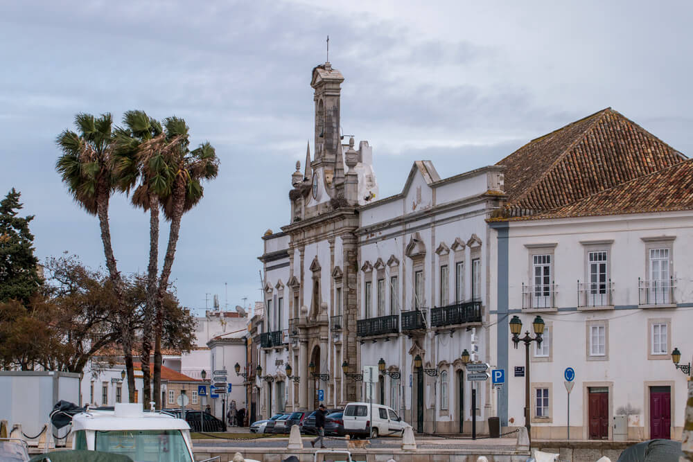 historica white buildings and paln trees of Arco Da Vila