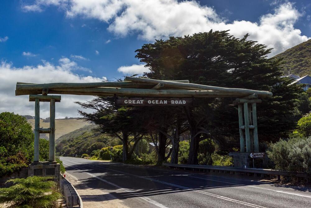 archway with Great Ocean road sign