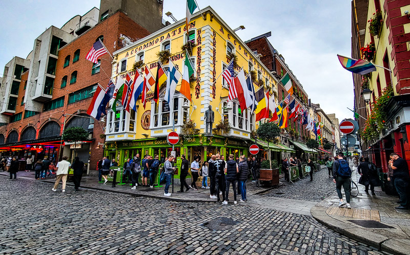 People on the sidewalk outide a pub in Dublin, Ireland