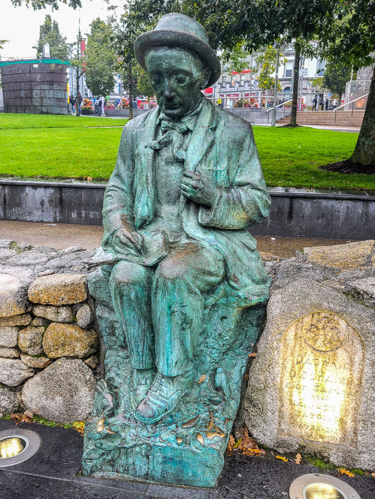 Statue of an Irish-language writers