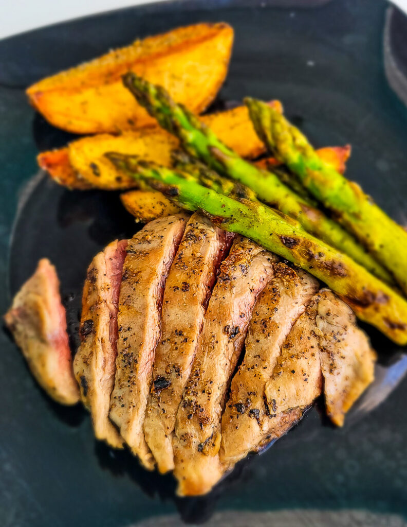 Steak strips with asparagus and potatoes