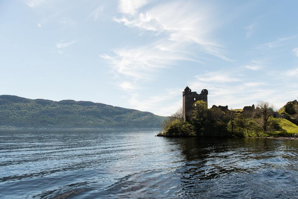 castle on the edge of loch ness 
