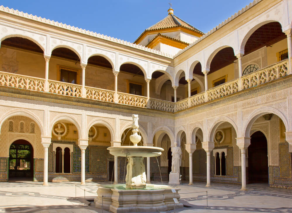 courtyard and fountain in casa de pilatos