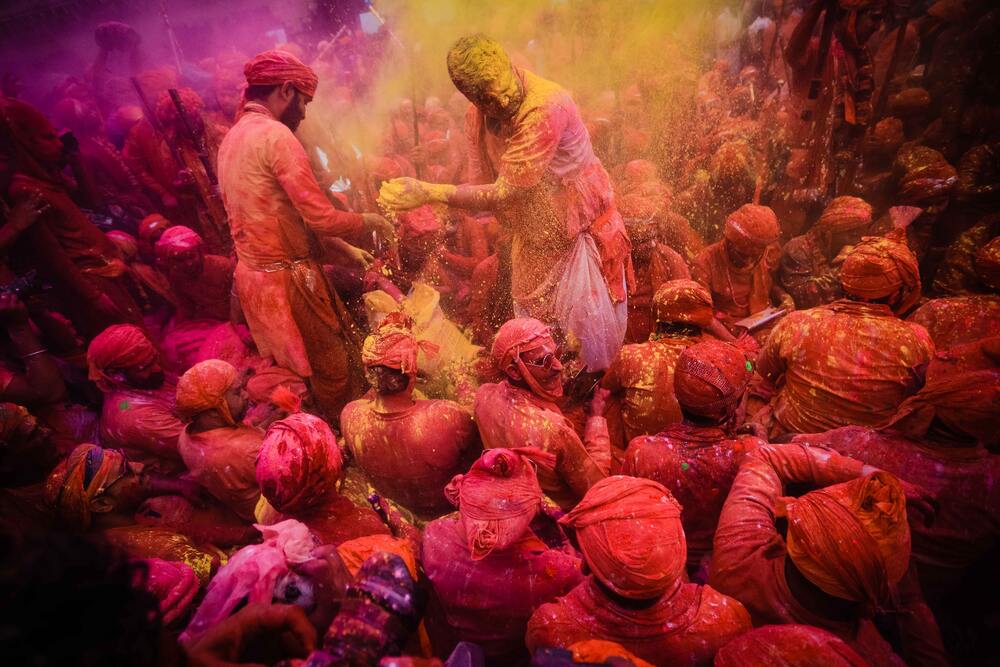 crowds covered in paint in holi