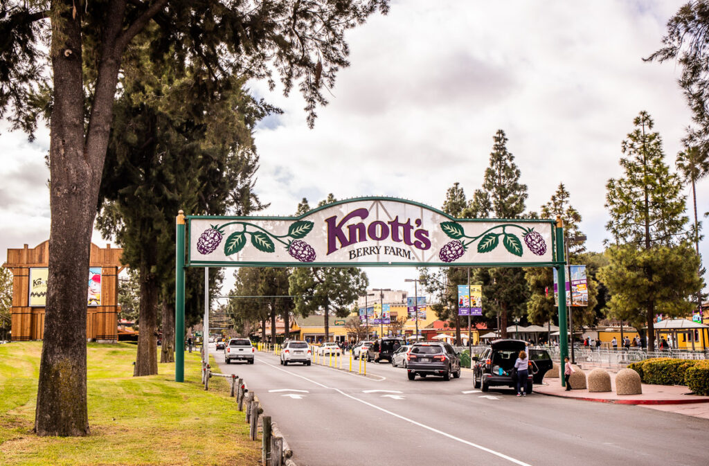 cars driving into Knotts berry farm
