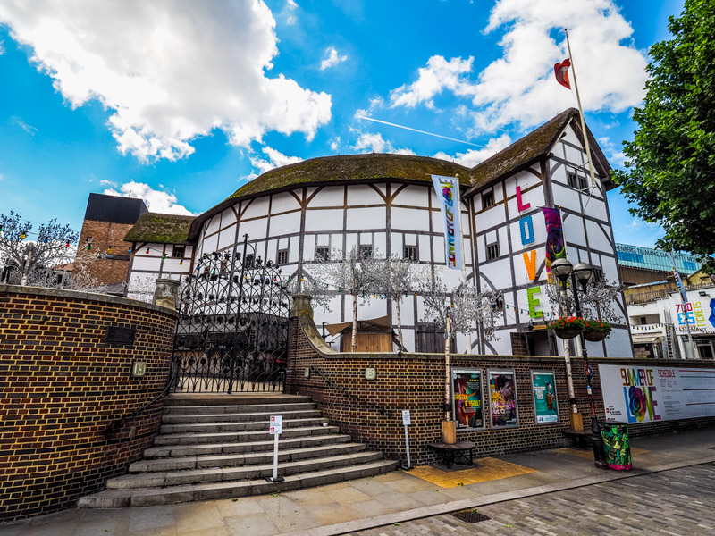 tudor style exterior of shakespeare globe theatre in london