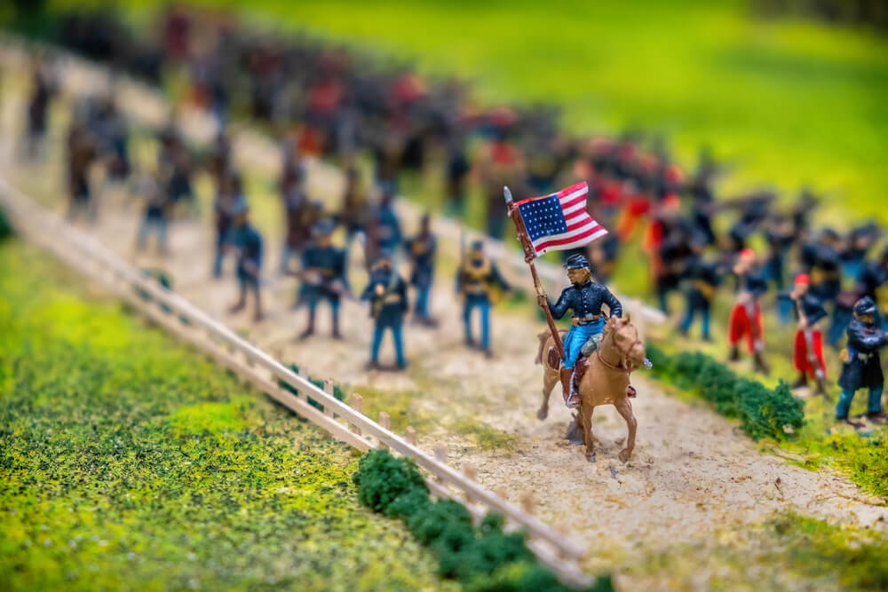 figurines acting out the gettysburg batle