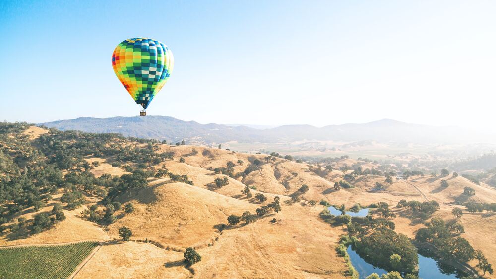 hot air balloon abov enapa valley