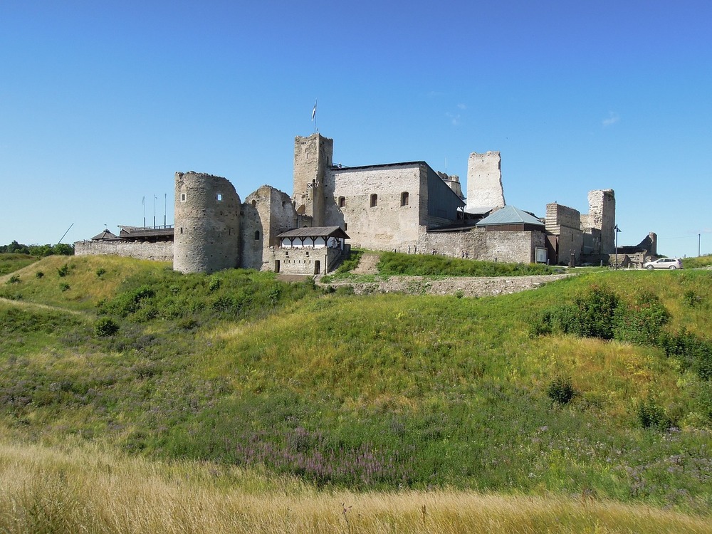 grey crumbling walls of Rakvere Castle