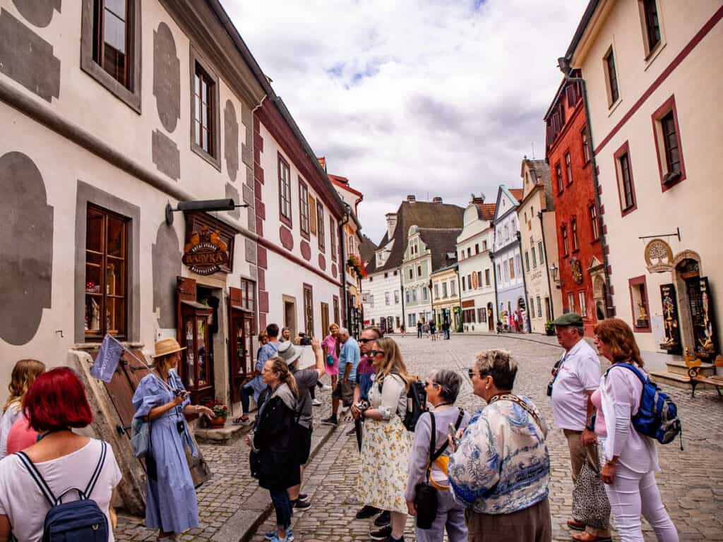 Group of people on a city tour in Cesk krumlov
