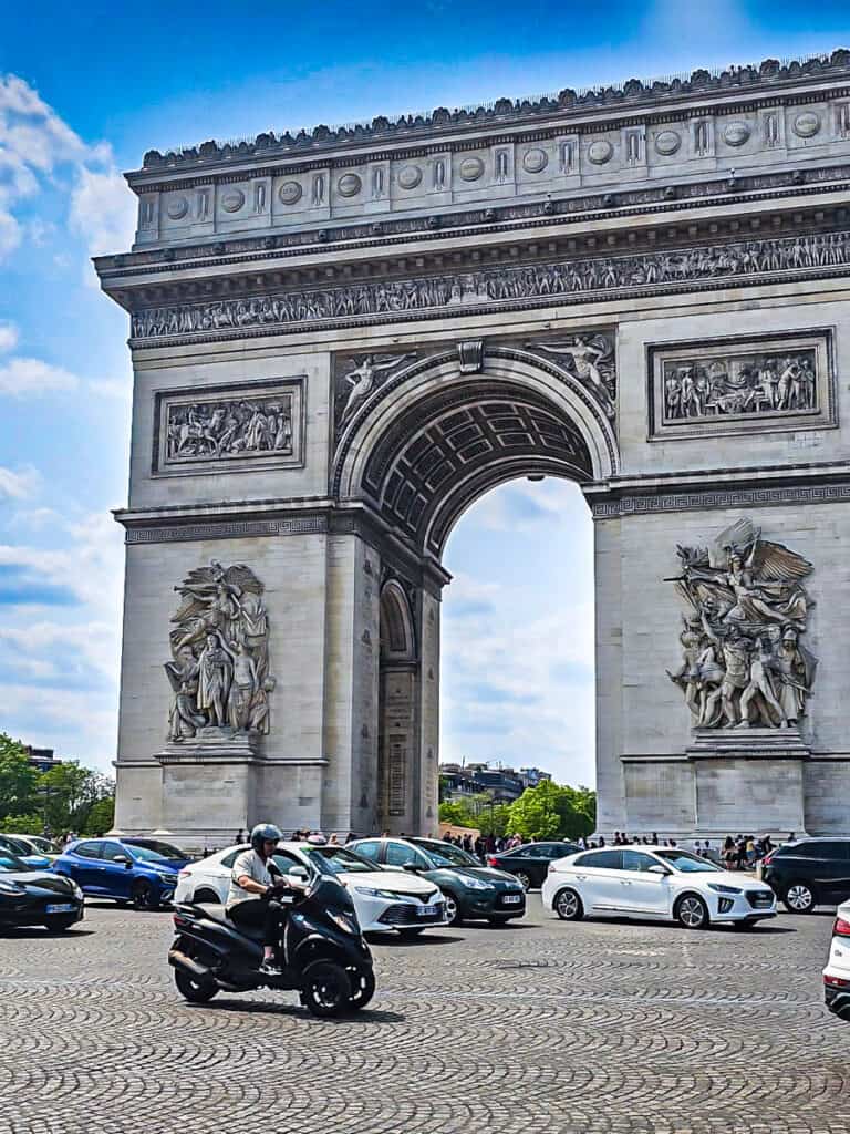 cars on roundabout in front of arc de triomphe