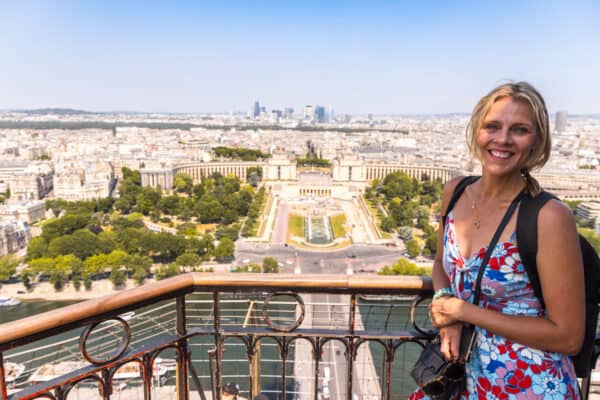 Caroline posing in front paris eiffel tower views