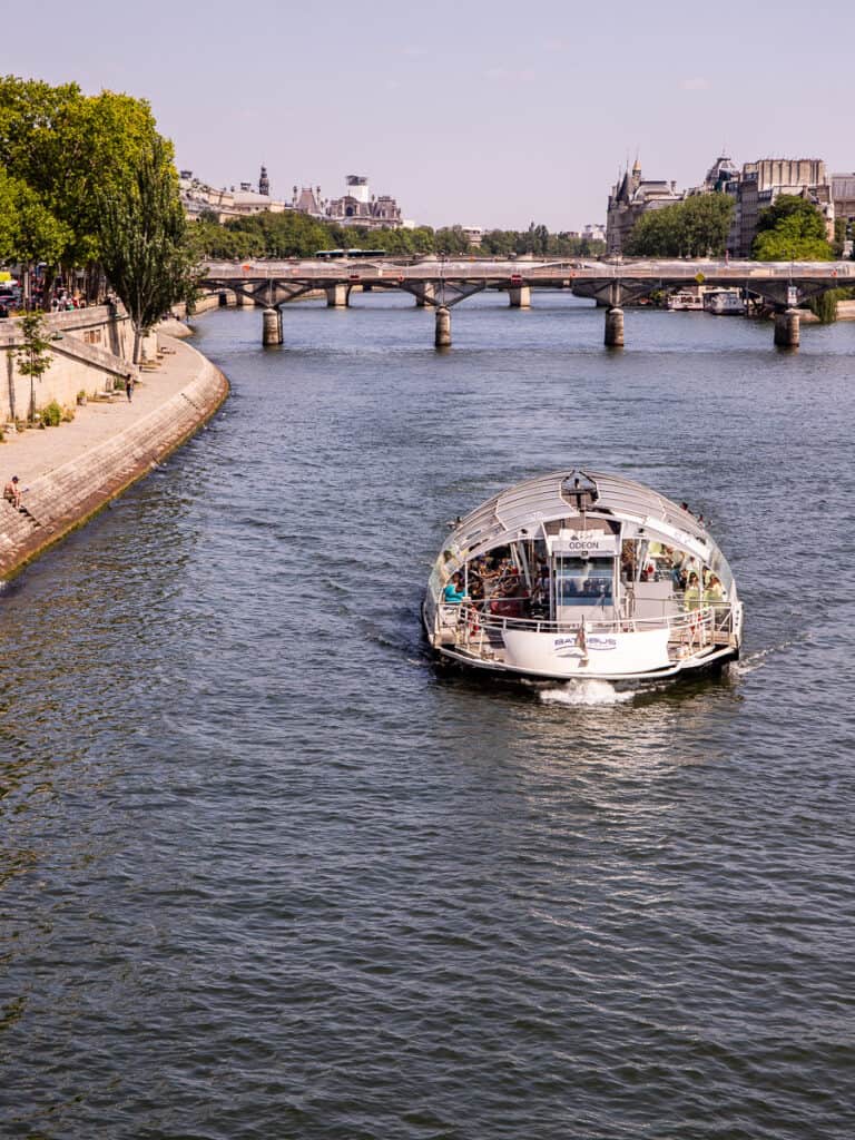 boat headed to pont des arts paris
