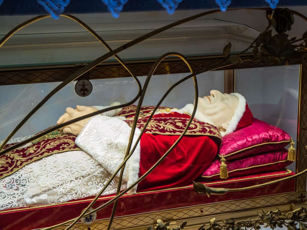 mummy pope lying down