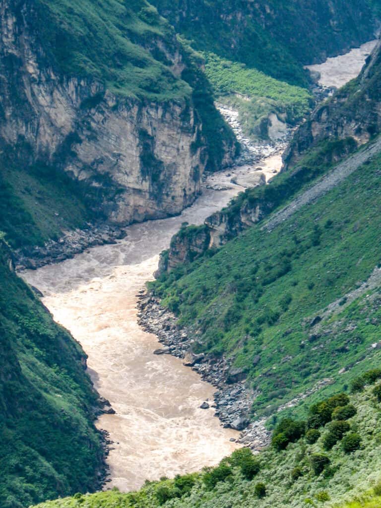 yangtze river running through gorge