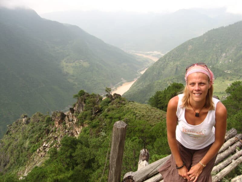 lady posing with views of yangtzee river behind her